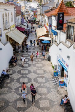 ALBUFEIRA, PORTUGAL - 7 Mayıs 2024: Portekiz 'in Albufeira bölgesindeki evlerin geleneksel Portekiz mimarisi.