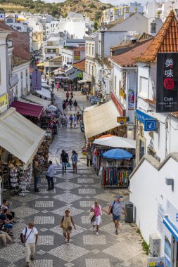 ALBUFEIRA, PORTUGAL - 7 Mayıs 2024: Portekiz 'in Albufeira bölgesindeki evlerin geleneksel Portekiz mimarisi.