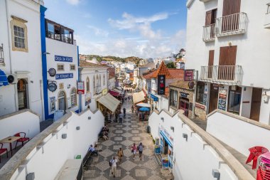 ALBUFEIRA, PORTUGAL - 7 Mayıs 2024: Portekiz 'in Albufeira bölgesindeki evlerin geleneksel Portekiz mimarisi.