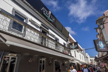 ALBUFEIRA, PORTUGAL - 7 Mayıs 2024: Albufeira şehir merkezi işletmeleri.