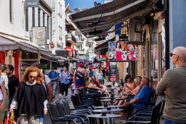 ALBUFEIRA, PORTUGAL - 7 Mayıs 2024: Albufeira şehir merkezi işletmeleri.