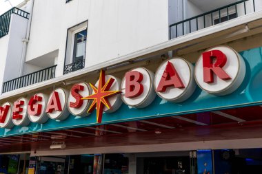 ALBUFEIRA, PORTUGAL - 7 Mayıs 2024: Albufeira şehir merkezindeki işyerlerinde insanların yürüdüğü yakın tabela ayrıntıları.