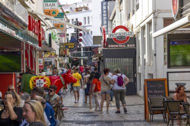 ALBUFEIRA, PORTUGAL - 7 Mayıs 2024: Albufeira şehir merkezi işletmeleri.