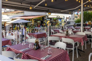 ALBUFEIRA, PORTUGAL - 7 Mayıs 2024: Albufeira şehir merkezi işletmeleri ve barlarda ve restoranlarda iyi vakit geçiren turistler.