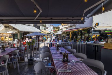 ALBUFEIRA, PORTUGAL - 7 Mayıs 2024: Albufeira şehir merkezi işletmeleri ve barlarda ve restoranlarda iyi vakit geçiren turistler.