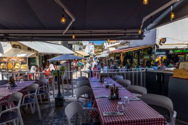 ALBUFEIRA, PORTUGAL - 7 Mayıs 2024: Albufeira şehir merkezi işletmeleri ve barlarda ve restoranlarda iyi vakit geçiren turistler.