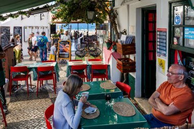 ALBUFEIRA, PORTUGAL - 7 Mayıs 2024: Albufeira şehir merkezi işletmeleri ve barlarda ve restoranlarda iyi vakit geçiren turistler.
