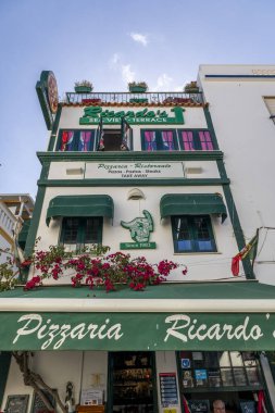 ALBUFEIRA, PORTUGAL - 7 Mayıs 2024: Albufeira şehir merkezi işletmeleri ve barlarda ve restoranlarda iyi vakit geçiren turistler.