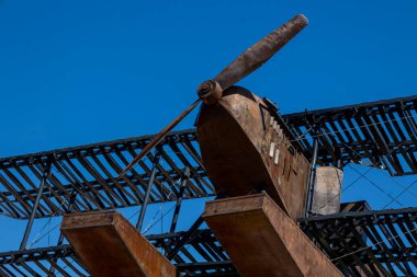 SAO BRAS DE ALPORTEL, PORTUGAL: 4 Mayıs 2024 - Gago Coutinho ve Sacadura Cabral deniz uçağı anıtı tarafından yapılan ilk Güney Atlantik geçişi.