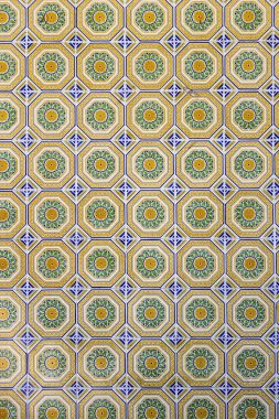 Portekiz 'in tipik azulejo sanat eserleri. Portekiz 'in Sao Bras de Alportel köyünde bulunan Azulejo seramik sanat eserlerinin tipik detayları