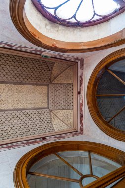 SAO BRAS DE ALPORTEL, PORTUGAL - 6 Mayıs 2024: Ünlü Sao Bras de Alportel Kostüm Müzesi 'ndeki odaların iç tasarımları.