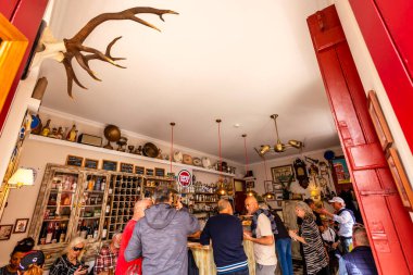 LOULE, PORTUGAL - 17 Mart 2024: Turistler Algarve şehrinin ünlü tavernası 