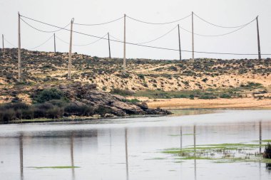 Portekiz 'in Algarve bölgesinde Armacao de Pera yakınlarındaki doğal bataklık manzarası.