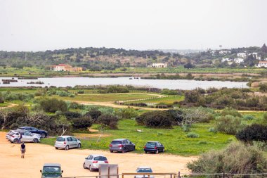 Portekiz 'in Algarve bölgesinde Armacao de Pera yakınlarındaki doğal bataklık manzarası.