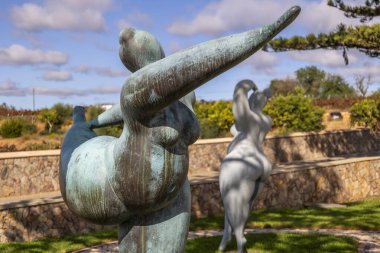 ESTOMBAR, PORTUGAL - 5. OCOTOBER 2024: Şarap arazisinde yer alan modern çağdaş kadın heykelleri 