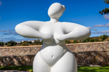 ESTOMBAR, PORTUGAL - 5. OCOTOBER 2024: Şarap arazisinde yer alan modern çağdaş kadın heykelleri 