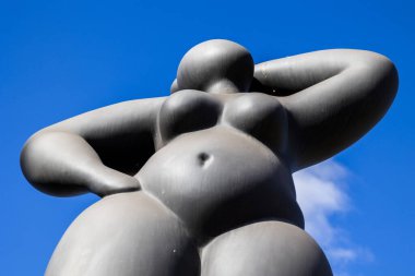 ESTOMBAR, PORTUGAL - 5. OCOTOBER 2024: Şarap arazisinde yer alan modern çağdaş kadın heykelleri 