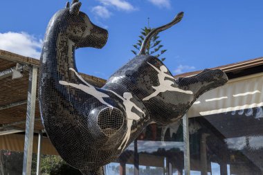ESTOMBAR, PORTUGAL - 5. ECOTOBER 2024: Şarap Mahallesi 'ndeki çağdaş at heykeli 