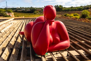 ESTOMBAR, PORTUGAL - 5. OCOTOBER 2024: Şarap arazisinde yer alan modern çağdaş kadın heykelleri 