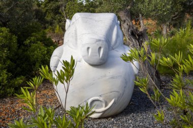 ESTOMBAR, PORTUGAL - 5. ECOTOBER 2024: Şarap Mahallesi 'nde bulunan çağdaş sanat eseri 