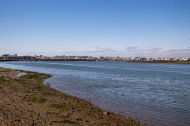 Manzara görüntüsü Portimao şehri ufukta görünüyor..