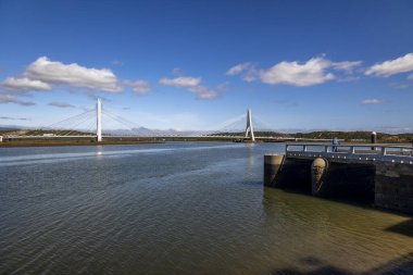 Portimao şehri yakınlarındaki büyük köprünün manzara görüntüsü.