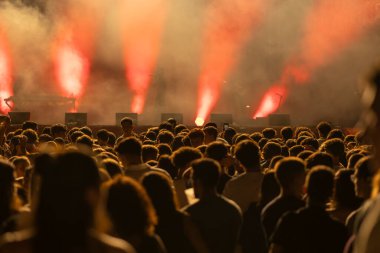 Canlı müzik konserini izleyen bir hayran kitlesi.
