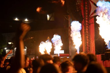 Canlı müzik konserini izleyen bir hayran kitlesi.