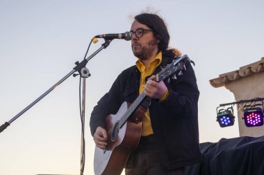 FARO, PORTUGAL: 5 Eylül 2024 - Müzik sanatçısı Alek Rein, Portekiz 'in Faro kentinde düzenlenen büyük bir festival olan F festivalinde sahne aldı..