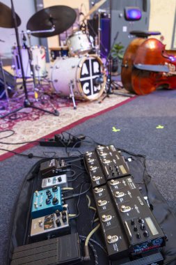 FARO, PORTUGAL: 6 Eylül 2024 - Portekiz 'in Faro kentindeki büyük bir müzik festivalinin sahnesinde çeşitli müzik aletleri