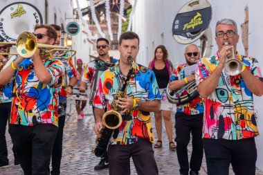 FARO, PORTUGAL: 5. SEPTEMBER, 2024 - Sokak müzik grubu Al-Fanfare, Portekiz 'in Faro kentinde düzenlenen büyük bir festival olan F Festivali' nde sokakta konser veriyor