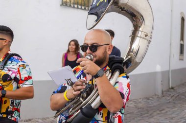 FARO, PORTUGAL: 5. SEPTEMBER, 2024 - Sokak müzik grubu Al-Fanfare, Portekiz 'in Faro kentinde düzenlenen büyük bir festival olan F Festivali' nde sokakta konser veriyor