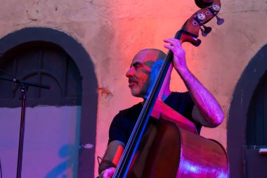 FARO, PORTUGAL: 5. SEPTEMBER, 2024 - Müzik sanatçısı Miguel Martins Kaleidoscopio, Portekiz 'in Faro kentinde düzenlenen büyük bir festival olan F festivalinde sahne aldı..