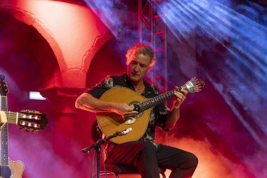 FARO, PORTUGAL: 5 Eylül 2024 - Müzik sanatçısı Amar Guitarra, Portekiz 'in Faro kentinde düzenlenen büyük bir festival olan F festivalinde sahne aldı..