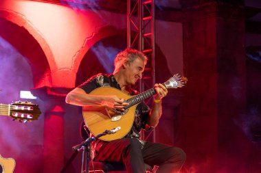 FARO, PORTUGAL: 5 Eylül 2024 - Müzik sanatçısı Amar Guitarra, Portekiz 'in Faro kentinde düzenlenen büyük bir festival olan F festivalinde sahne aldı..