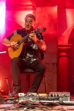 FARO, PORTUGAL: 5 Eylül 2024 - Müzik sanatçısı Amar Guitarra, Portekiz 'in Faro kentinde düzenlenen büyük bir festival olan F festivalinde sahne aldı..