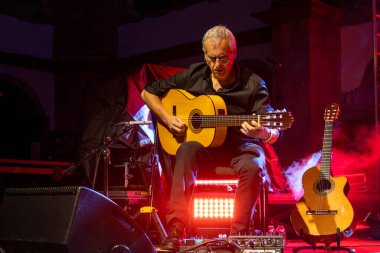 FARO, PORTUGAL: 5 Eylül 2024 - Müzik sanatçısı Amar Guitarra, Portekiz 'in Faro kentinde düzenlenen büyük bir festival olan F festivalinde sahne aldı..