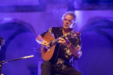 FARO, PORTUGAL: 5 Eylül 2024 - Müzik sanatçısı Amar Guitarra, Portekiz 'in Faro kentinde düzenlenen büyük bir festival olan F festivalinde sahne aldı..