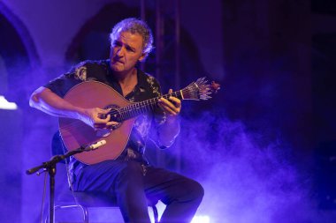 FARO, PORTUGAL: 5 Eylül 2024 - Müzik sanatçısı Amar Guitarra, Portekiz 'in Faro kentinde düzenlenen büyük bir festival olan F festivalinde sahne aldı..