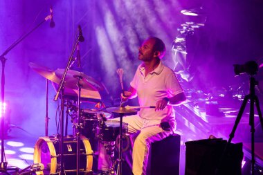 FARO, PORTUGAL: 5 Eylül 2024 - Müzik sanatçısı Amar Guitarra, Portekiz 'in Faro kentinde düzenlenen büyük bir festival olan F festivalinde sahne aldı..