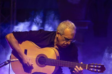 FARO, PORTUGAL: 5 Eylül 2024 - Müzik sanatçısı Amar Guitarra, Portekiz 'in Faro kentinde düzenlenen büyük bir festival olan F festivalinde sahne aldı..