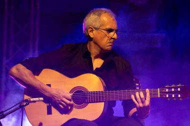 FARO, PORTUGAL: 5 Eylül 2024 - Müzik sanatçısı Amar Guitarra, Portekiz 'in Faro kentinde düzenlenen büyük bir festival olan F festivalinde sahne aldı..