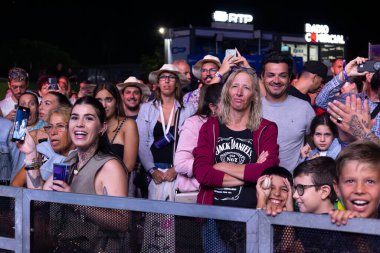 FARO, PORTUGAL: 5 Eylül 2024 - Portekiz 'in Faro kentinde düzenlenen büyük bir festival olan F Müzik Festivali' nde seyirci müzik sanatçısı