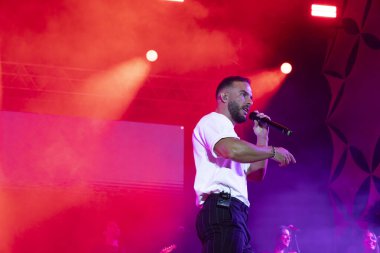 FARO, PORTUGAL: 5 Eylül 2024 - Müzik sanatçısı Nininho Vaz Maia, Portekiz 'in Faro kentinde düzenlenen büyük bir festival olan F festivalinde sahne aldı..