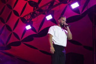 FARO, PORTUGAL: 5 Eylül 2024 - Müzik sanatçısı Nininho Vaz Maia, Portekiz 'in Faro kentinde düzenlenen büyük bir festival olan F festivalinde sahne aldı..