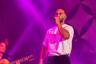 FARO, PORTUGAL: 5 Eylül 2024 - Müzik sanatçısı Nininho Vaz Maia, Portekiz 'in Faro kentinde düzenlenen büyük bir festival olan F festivalinde sahne aldı..