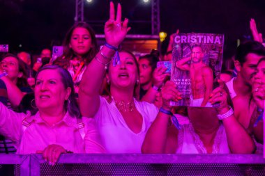 FARO, PORTUGAL: 5 Eylül 2024 - Portekiz 'in Faro kentinde düzenlenen büyük bir festival olan F Müzik Festivali' nde seyirci müzik sanatçısı