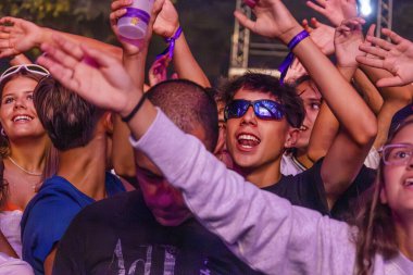 FARO, PORTUGAL: 5 Eylül 2024 - Portekiz 'in Faro kentinde düzenlenen büyük bir festival olan F Müzik Festivali' nde seyirci müzik sanatçısı