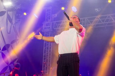 FARO, PORTUGAL: 5 Eylül 2024 - Müzik sanatçısı Nininho Vaz Maia, Portekiz 'in Faro kentinde düzenlenen büyük bir festival olan F festivalinde sahne aldı..