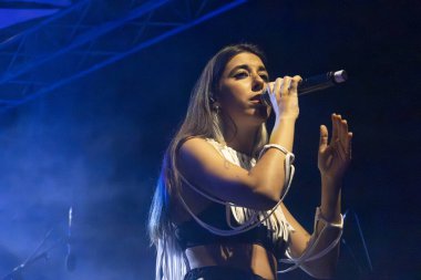FARO, PORTUGAL: 5 Eylül 2024 - Müzik sanatçısı Ines Apenas, Portekiz 'in Faro kentinde düzenlenen büyük bir festival olan F festivalinde sahne aldı..